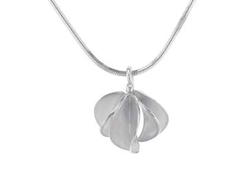 nicola bannerman Small Leafbud pendant
